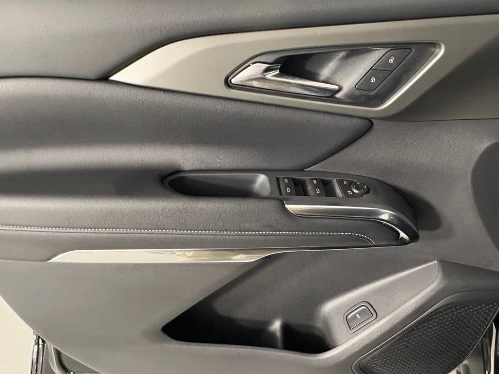 New 2027 Mosaic Black Metallic Chevrolet LT image 23
