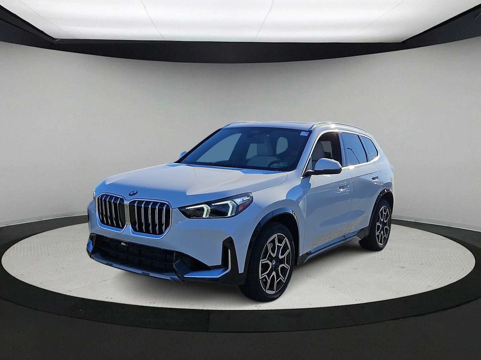 New 2026 White BMW xDrive28i image 4