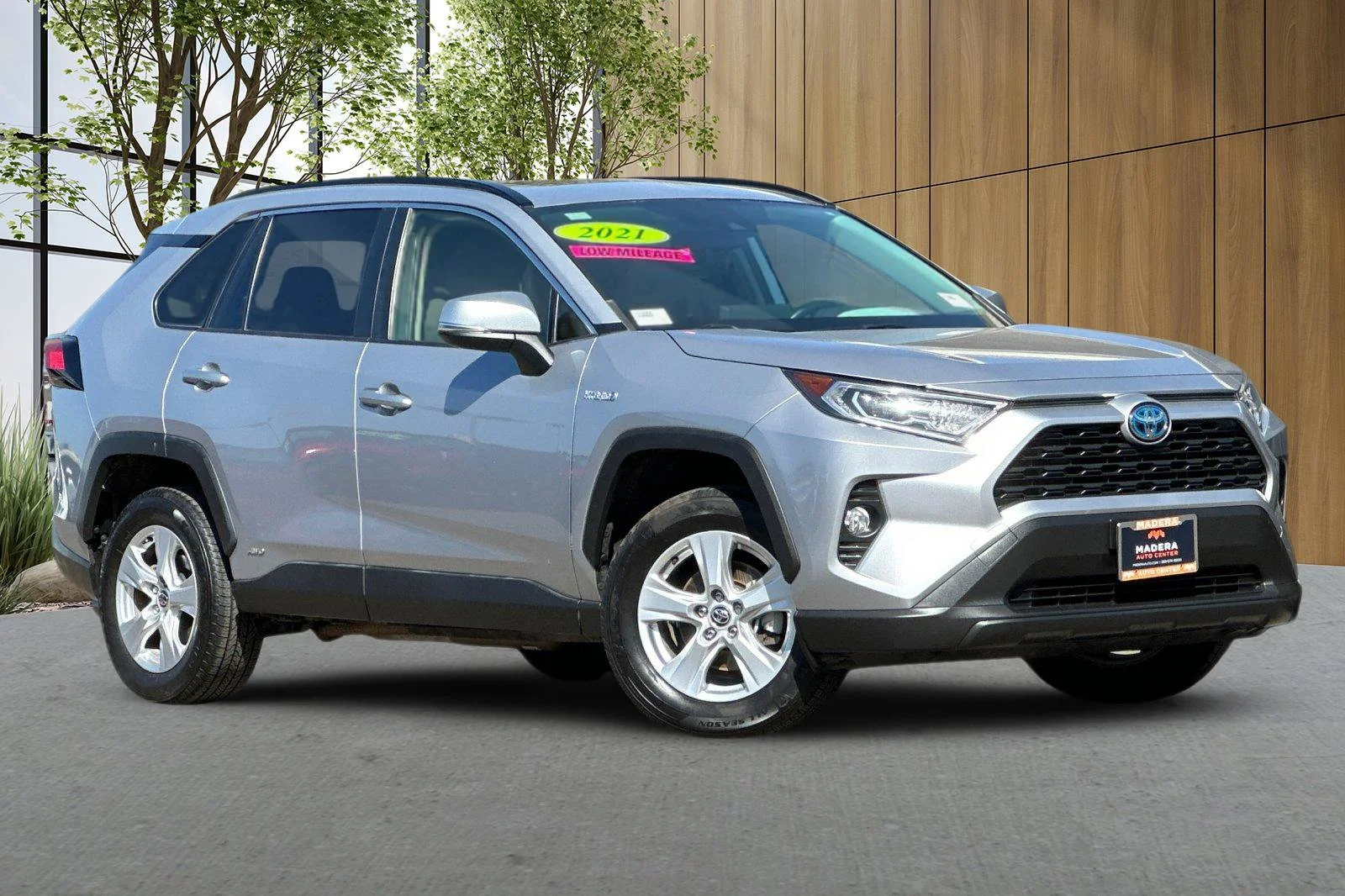 Used 2021 Silver Toyota XLE image 2