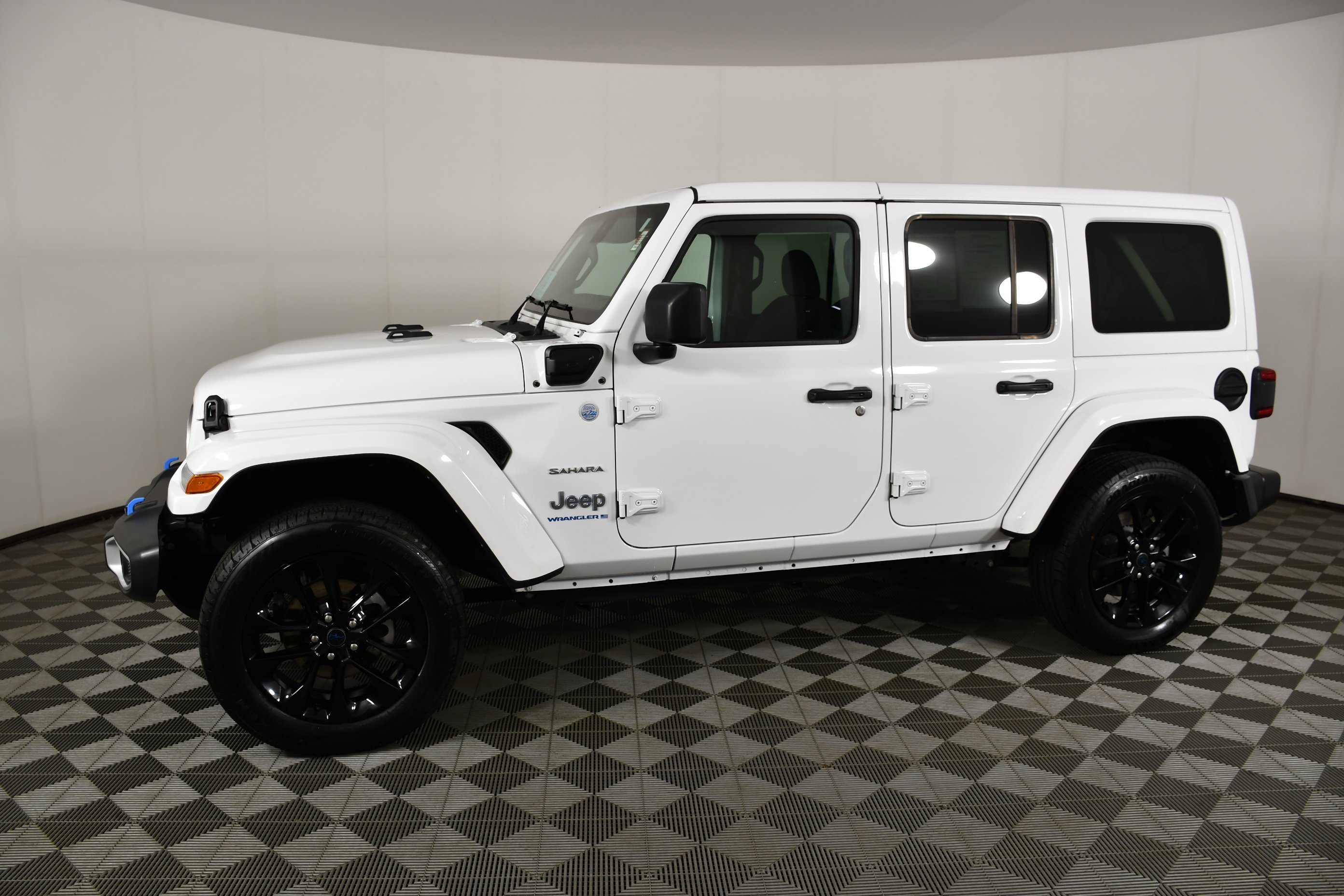 Used 2024 Bright White Clearcoat Jeep Sahara image 9