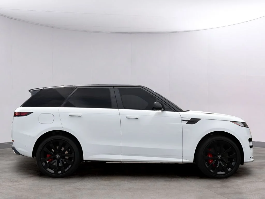 Certified Used 2025 Fuji White Land Rover Dynamic SE image 4