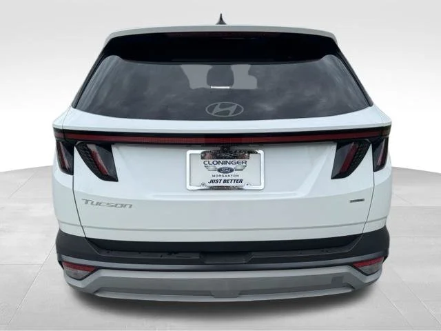 Used 2025 White Hyundai SEL Convenience image 5