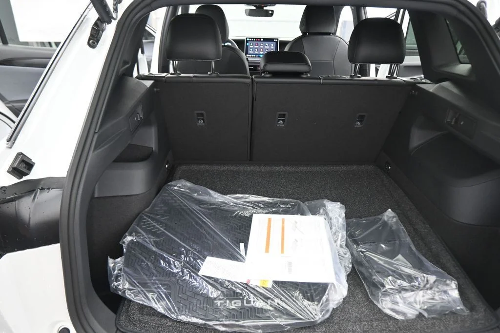 New 2026 White Volkswagen 2.0T SE R-Line Black image 41