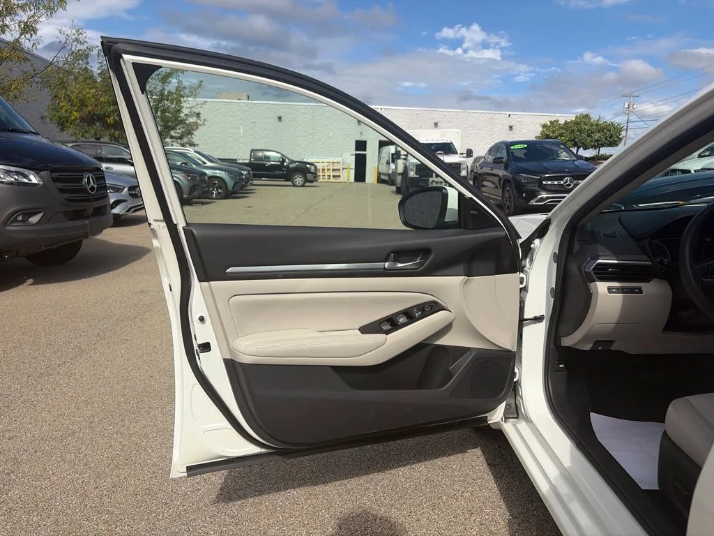 Used 2023 White Nissan 2.5 SV image 10