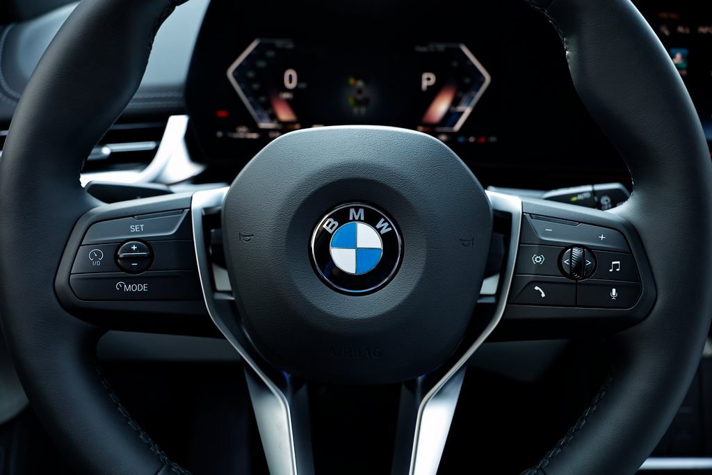 Used 2026 Space Silver Metallic BMW xDrive28i image 32