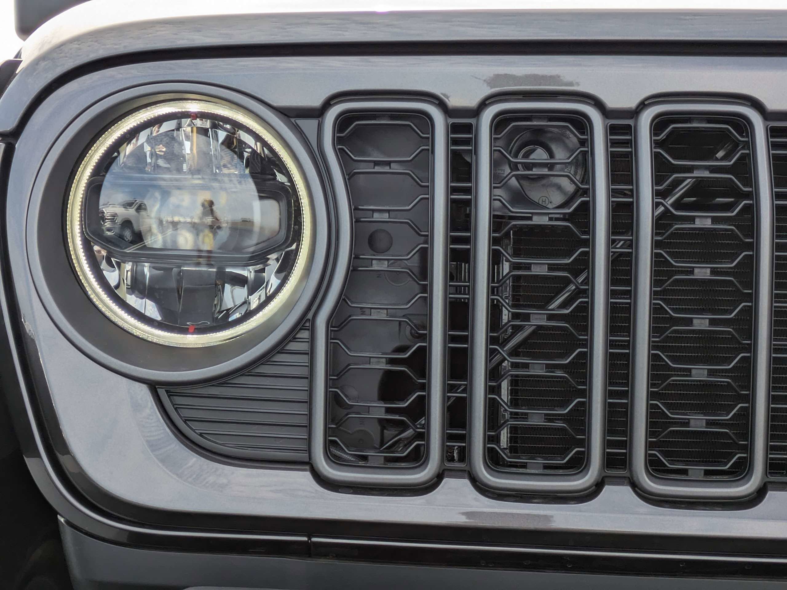 New 2026 Granite Crystal Metallic Clear-Coat Exterior Paint Jeep 85th Anniversary Edition image 9