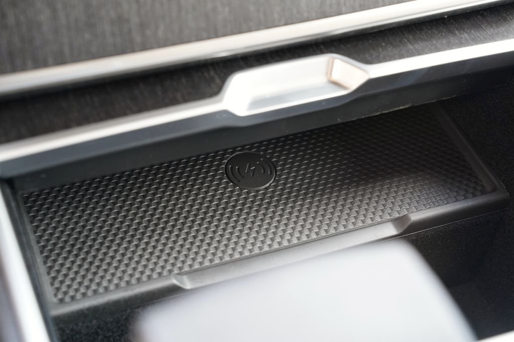 New 2026 Carpathian Grey Land Rover SE image 33
