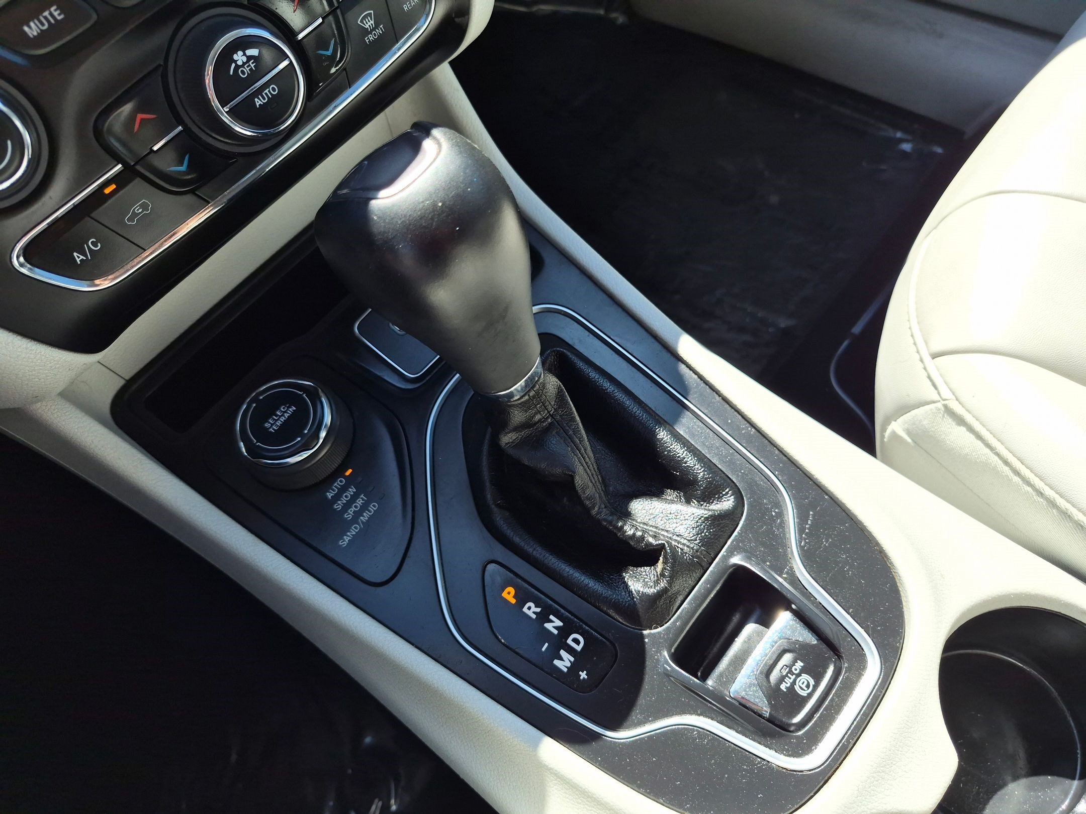Used 2020 Bright White Clearcoat Jeep Latitude Plus image 24