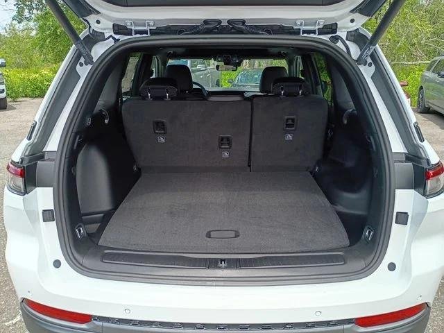 New 2026 Bright White Clear-Coat Exterior Paint Jeep Laredo image 21