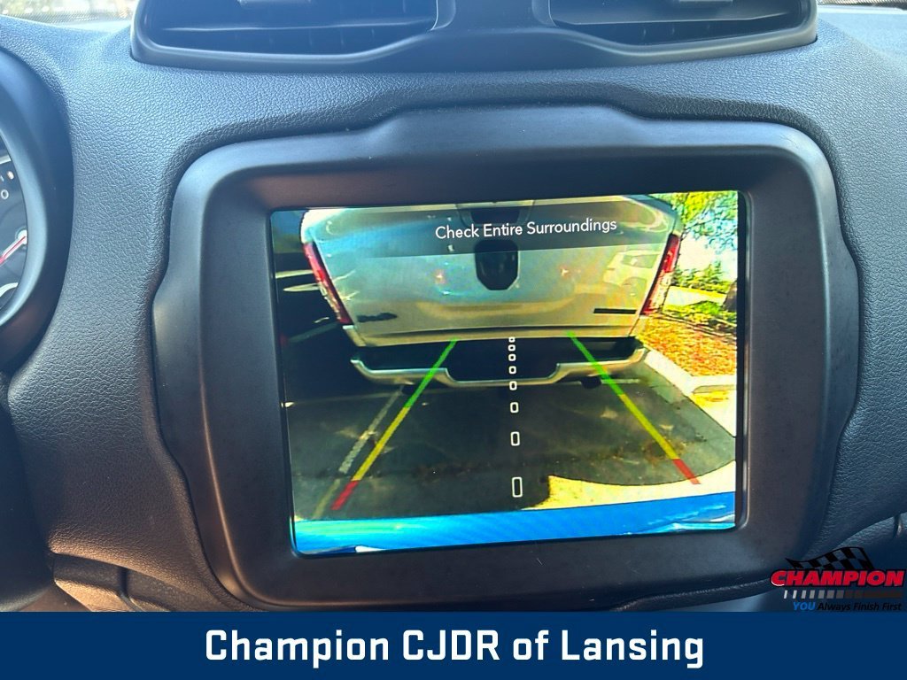 Used 2022  Jeep Latitude image 28