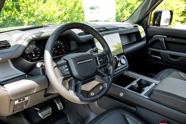 New 2026 Santorini Black Metallic Land Rover V8 image 3