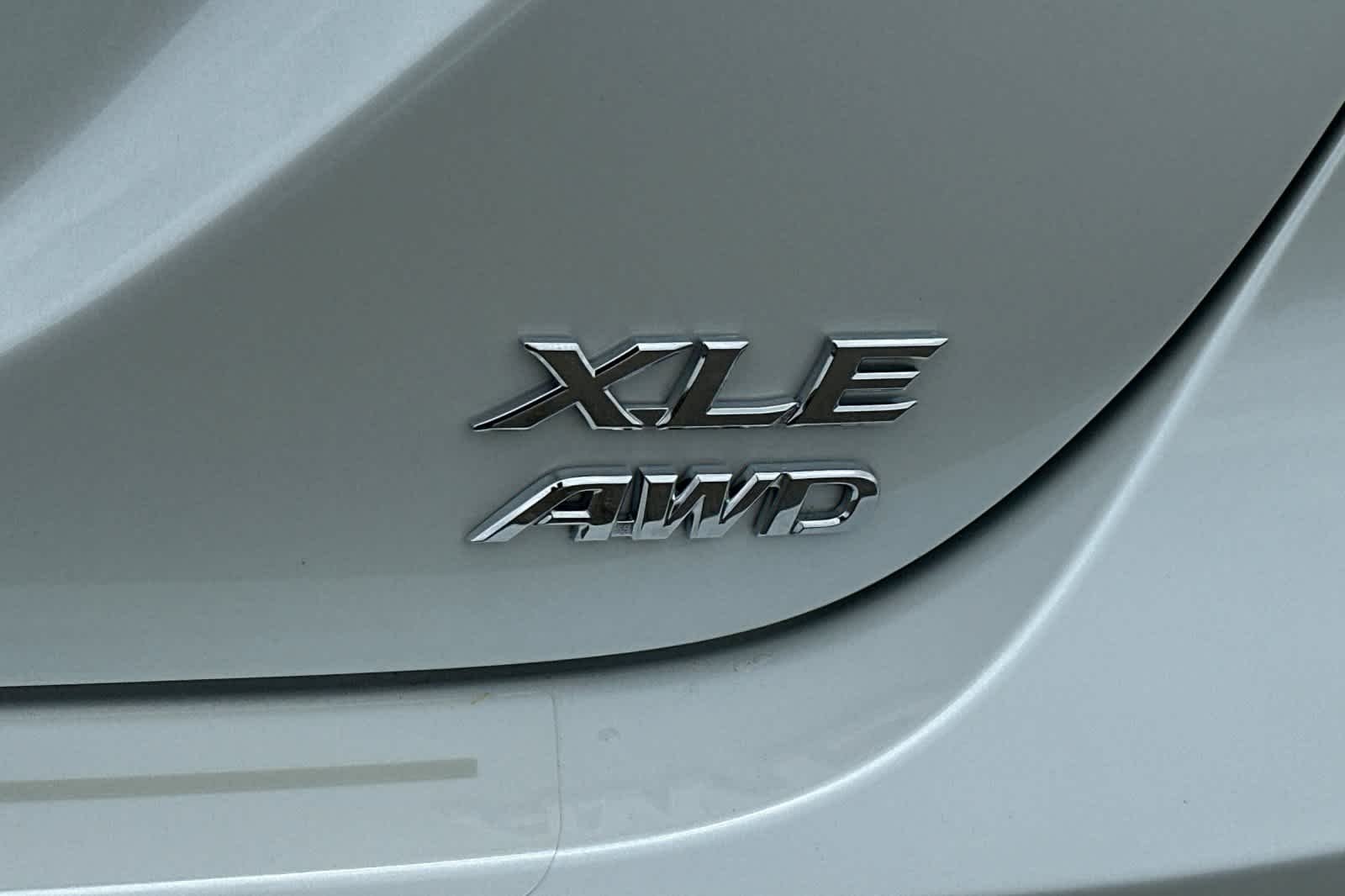 Used 2022 Wind Chill Pearl Toyota XLE image 32