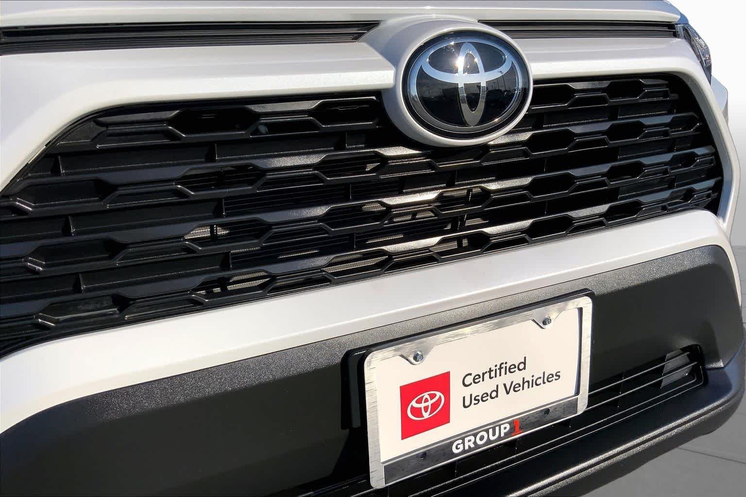 Used 2025 Wind Chill Pearl Toyota XLE Premium image 29