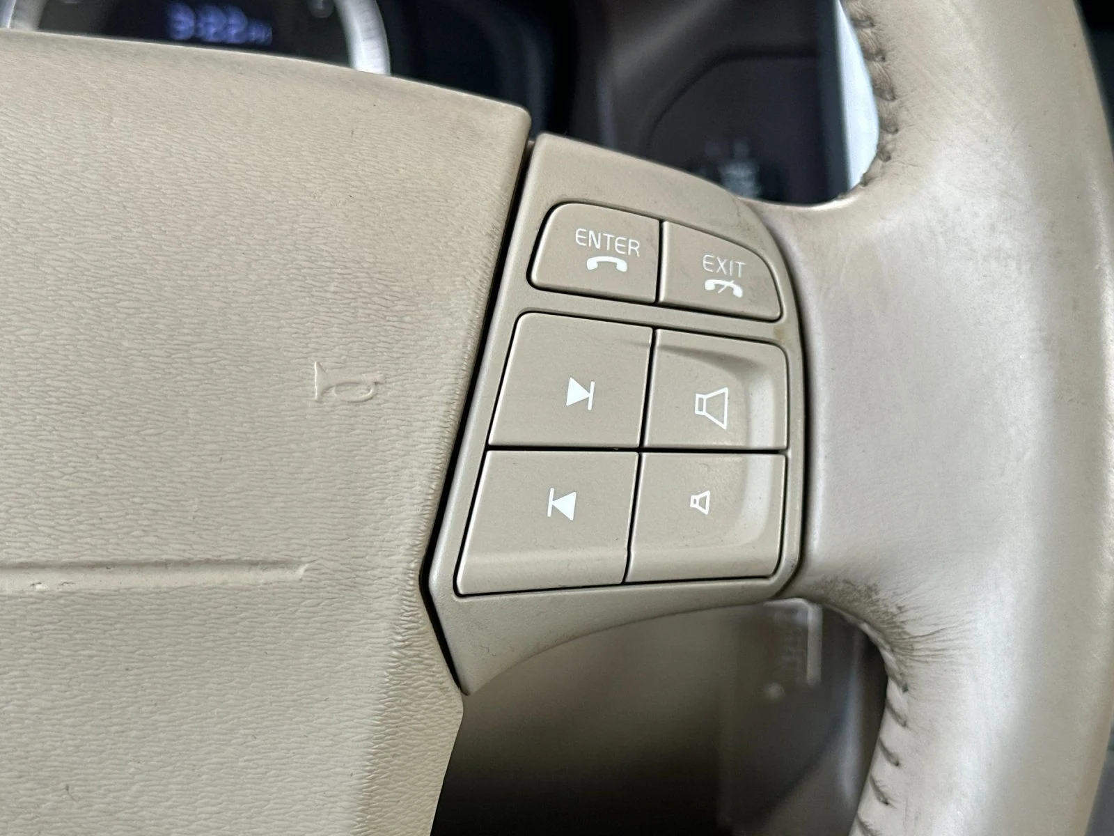 Used 2010  Volvo T6 image 25