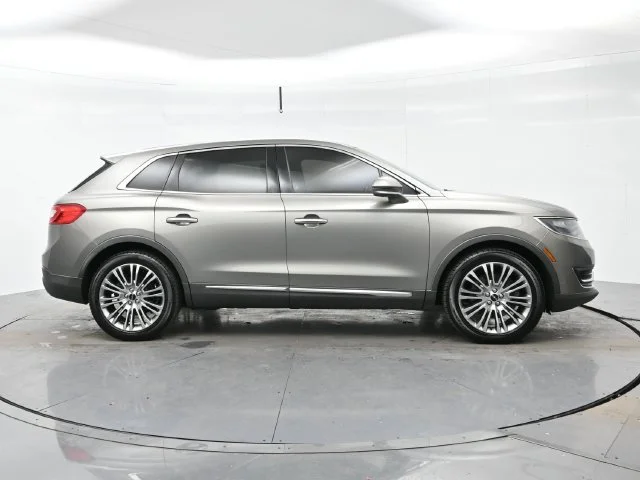 Used 2016 Luxe Metallic Lincoln Reserve image 8