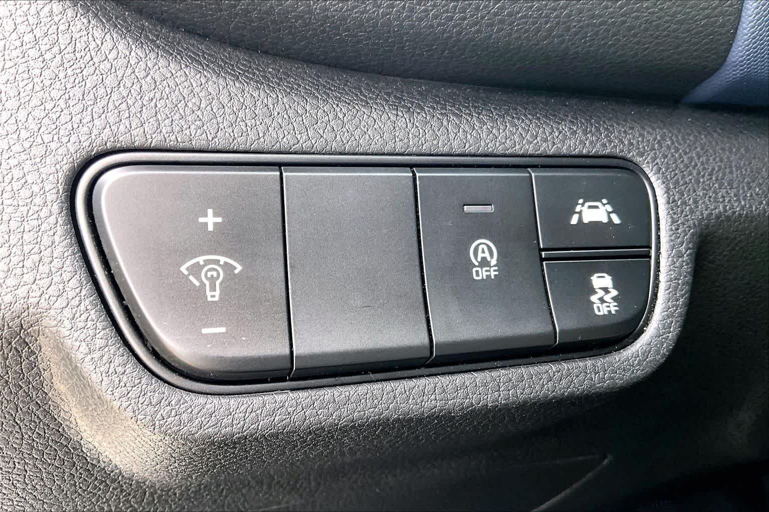 Used 2023 Snow White Pearl Kia S image 30