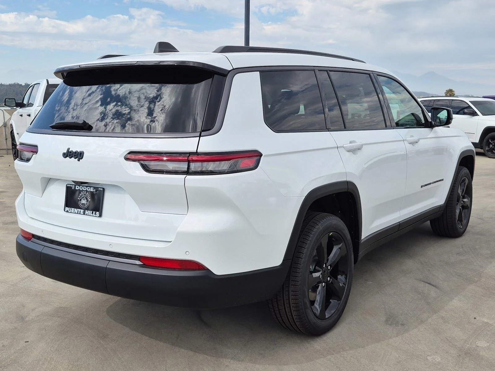 New 2026 Bright White Clear-Coat Exterior Paint Jeep Limited image 6
