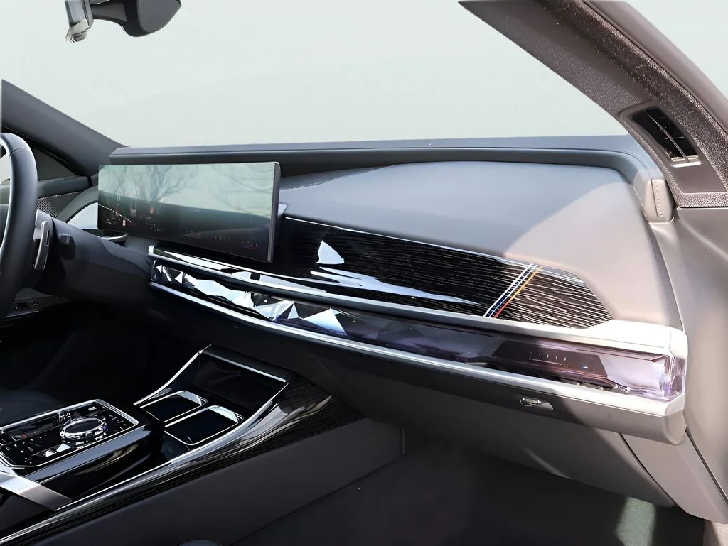 Used 2025 White BMW 740i xDrive image 11