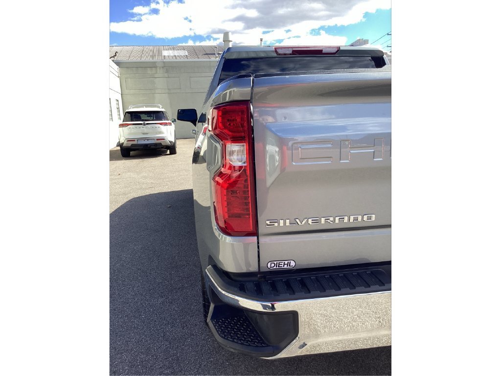 Used 2024 Sterling Gray Metallic Chevrolet LT (2FL) image 28