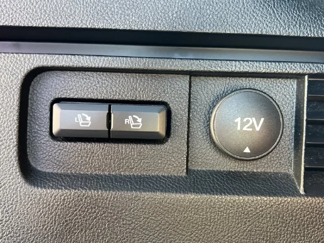 Used 2017 Silver Lincoln Reserve image 8