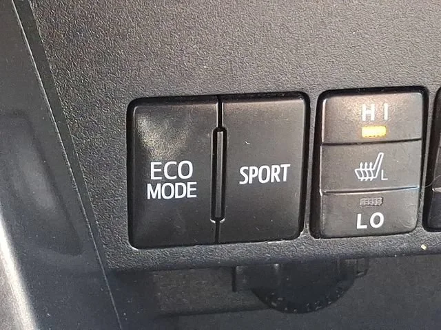 Used 2018 White Toyota SE image 26