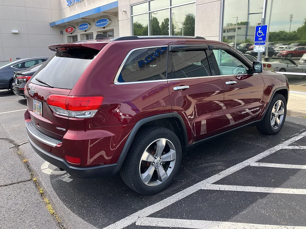 Used 2016 Velvet Red Pearl Coat Jeep Limited image 3