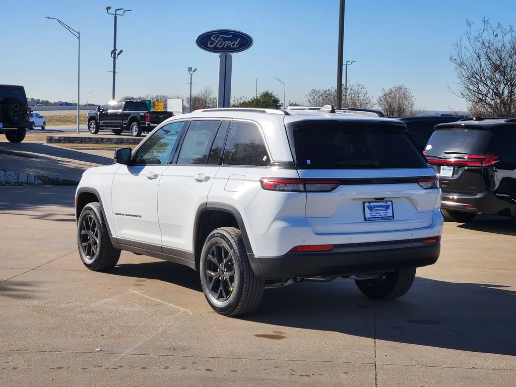 New 2026 Bright White Clear-Coat Exterior Paint Jeep Altitude image 3
