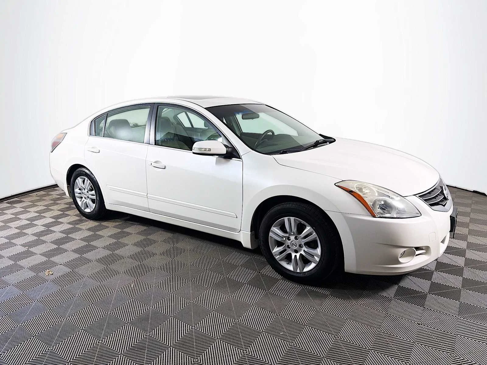Used 2011 Winter Frost Pearl Nissan 2.5 SL image 3