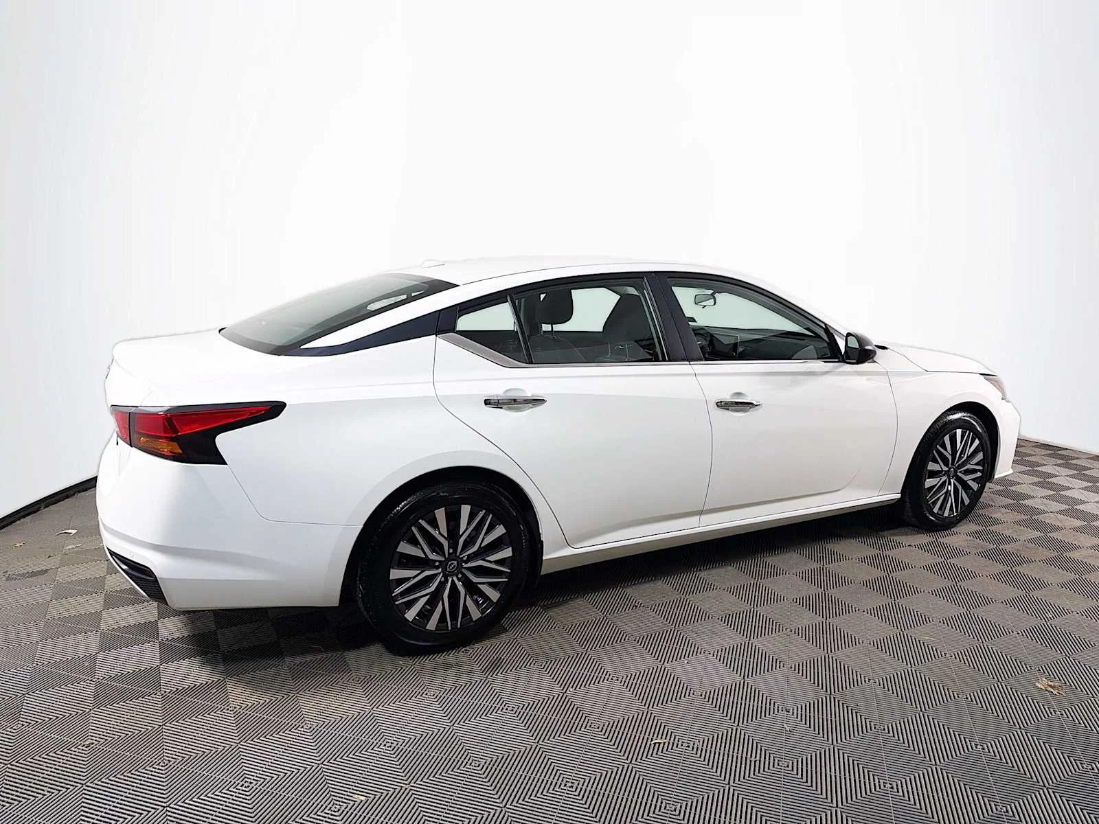 Certified Used 2025 Glacier White Nissan SV image 4
