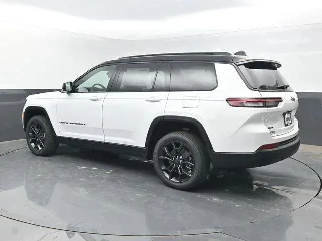 New 2025 Bright White Clear-Coat Exterior Paint Jeep Limited image 3