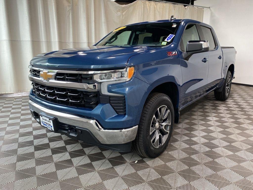 Used 2024 Lakeshore Blue Chevrolet LT image 5