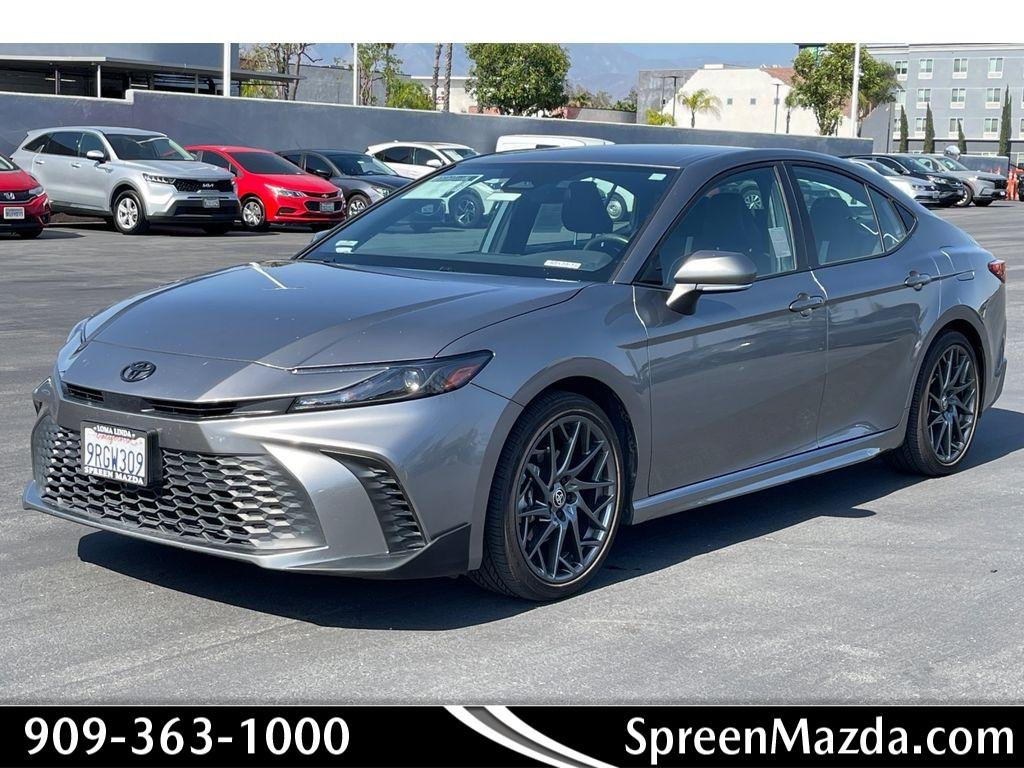 2025 Toyota Camry SE Hybrid's photo