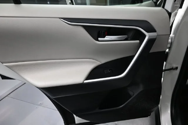 Used 2025 White Toyota XLE image 9