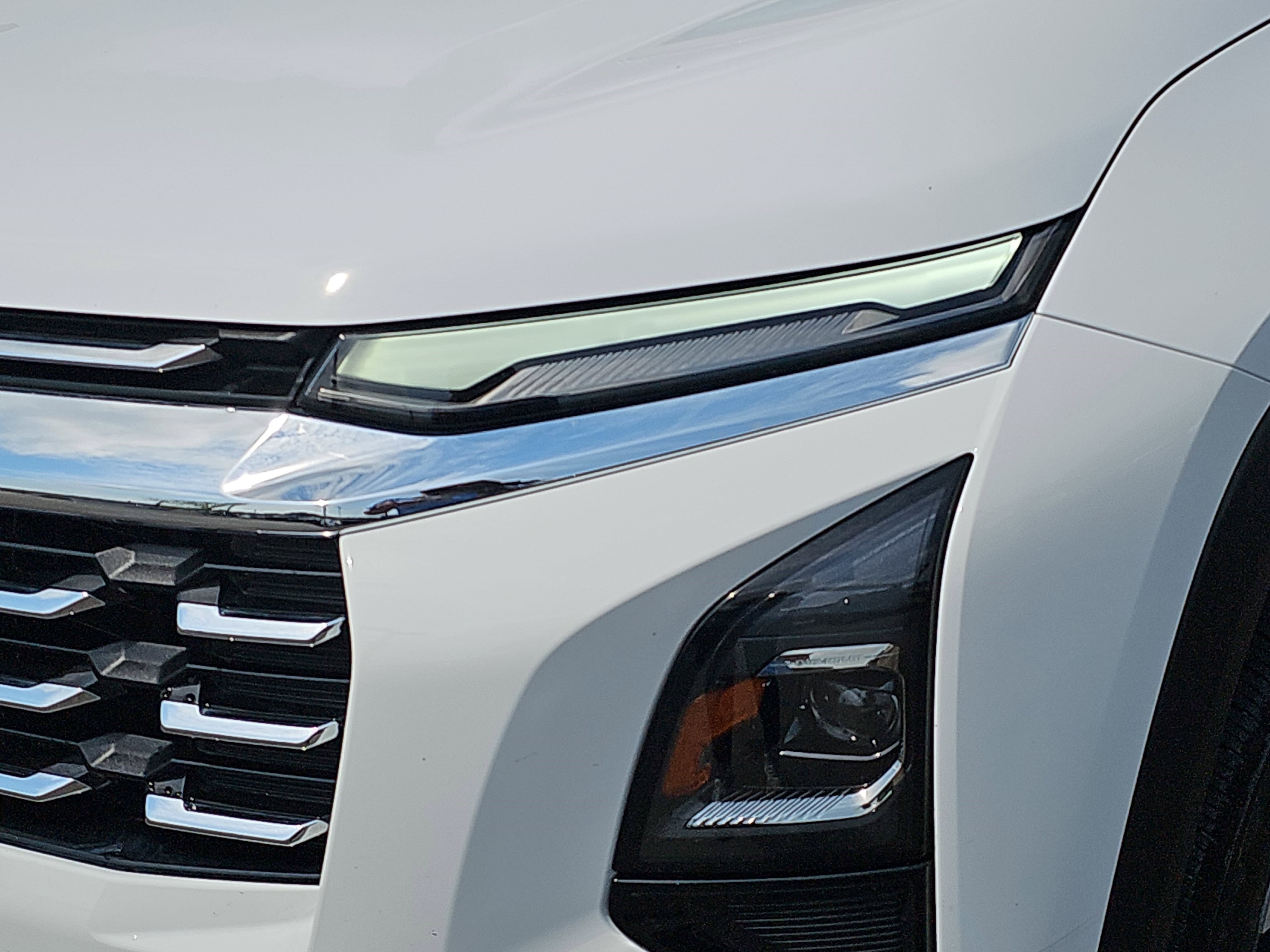 Used 2025 Summit White Chevrolet FWD LT image 27