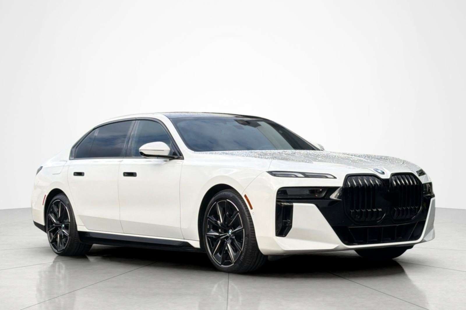 Used 2023 Alpine White BMW xDrive60 image 7