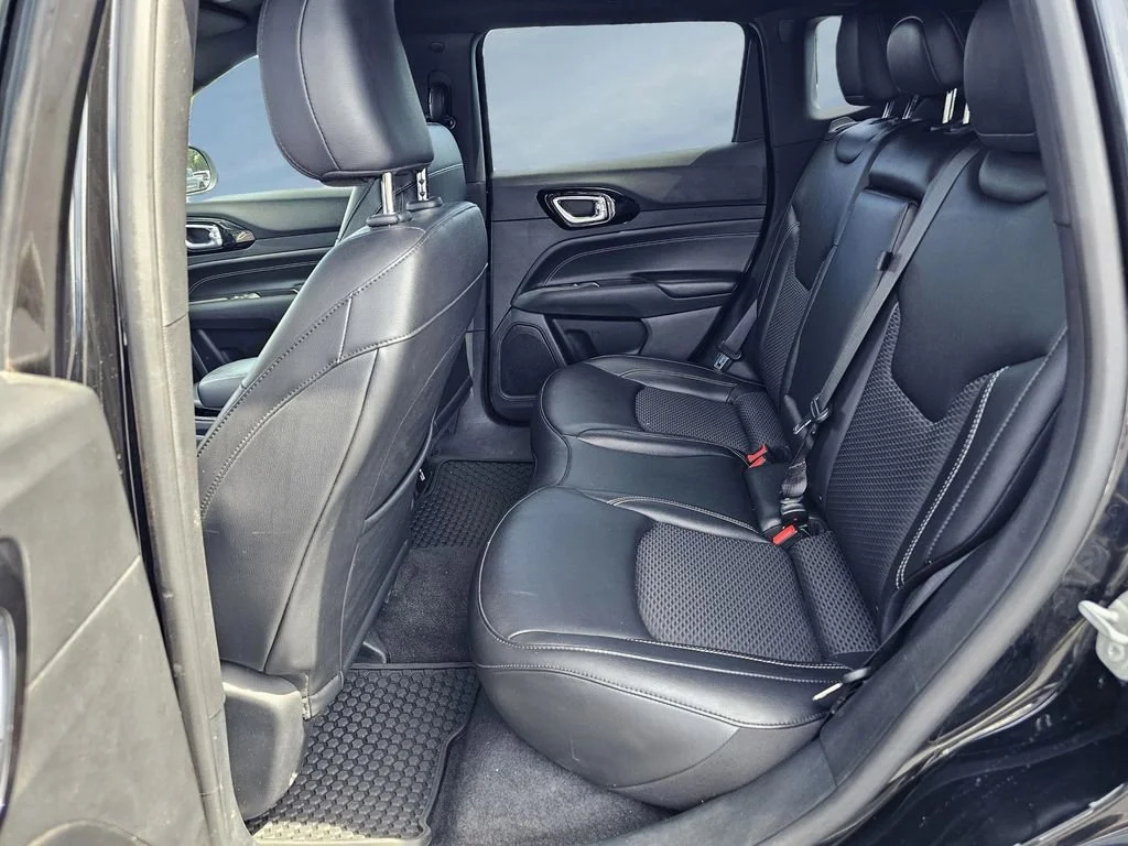 Used 2023 Diamond Black Cry Jeep Altitude image 30