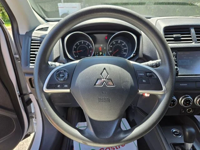 Used 2024 White Mitsubishi  image 30