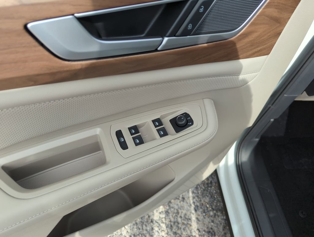 New 2026 White/off-white Volkswagen 2.0T SE image 19