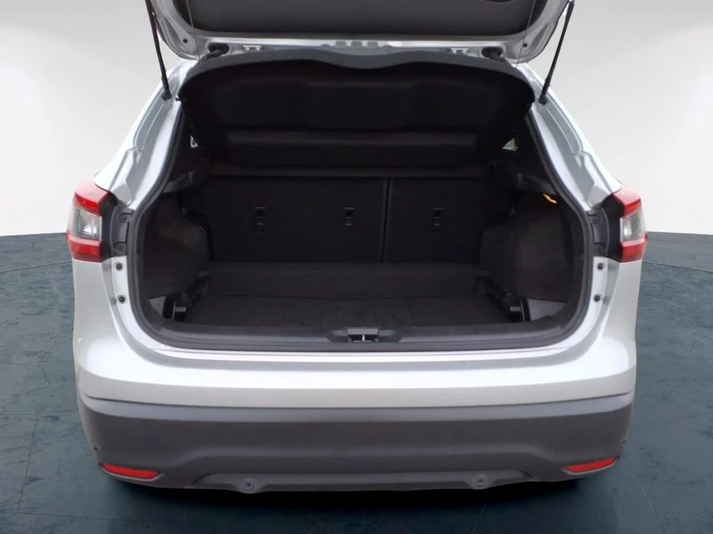 Used 2020 Silver Nissan S image 17