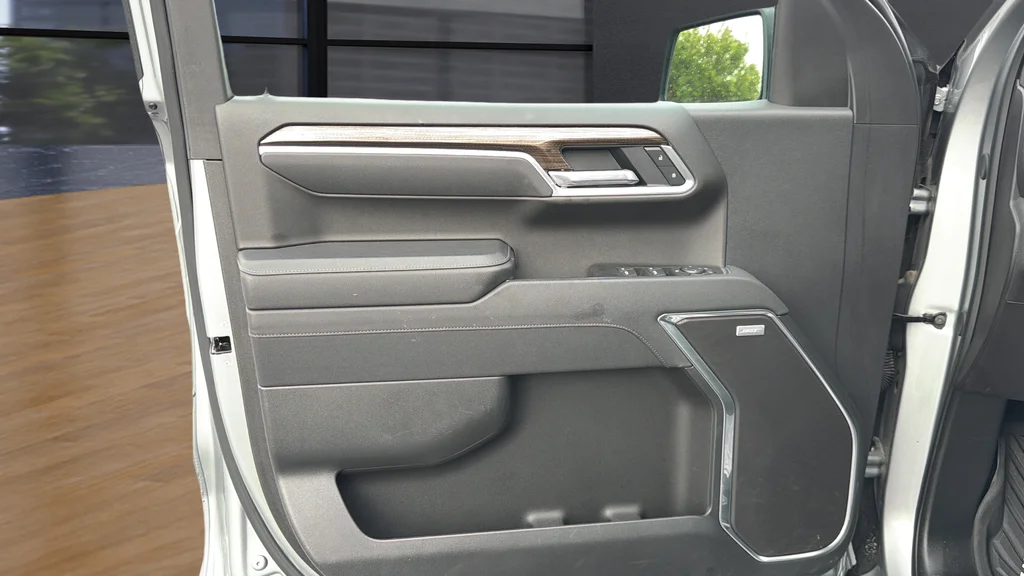 Used 2025 Gray Chevrolet RST image 22