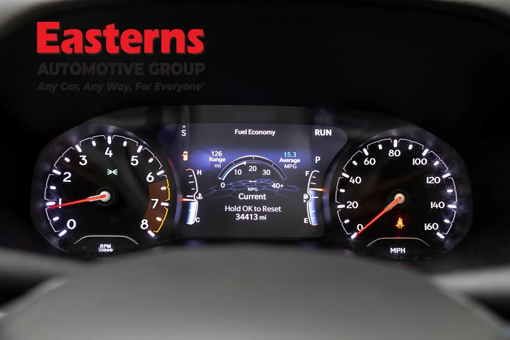 Used 2022 Silver Jeep Latitude image 18