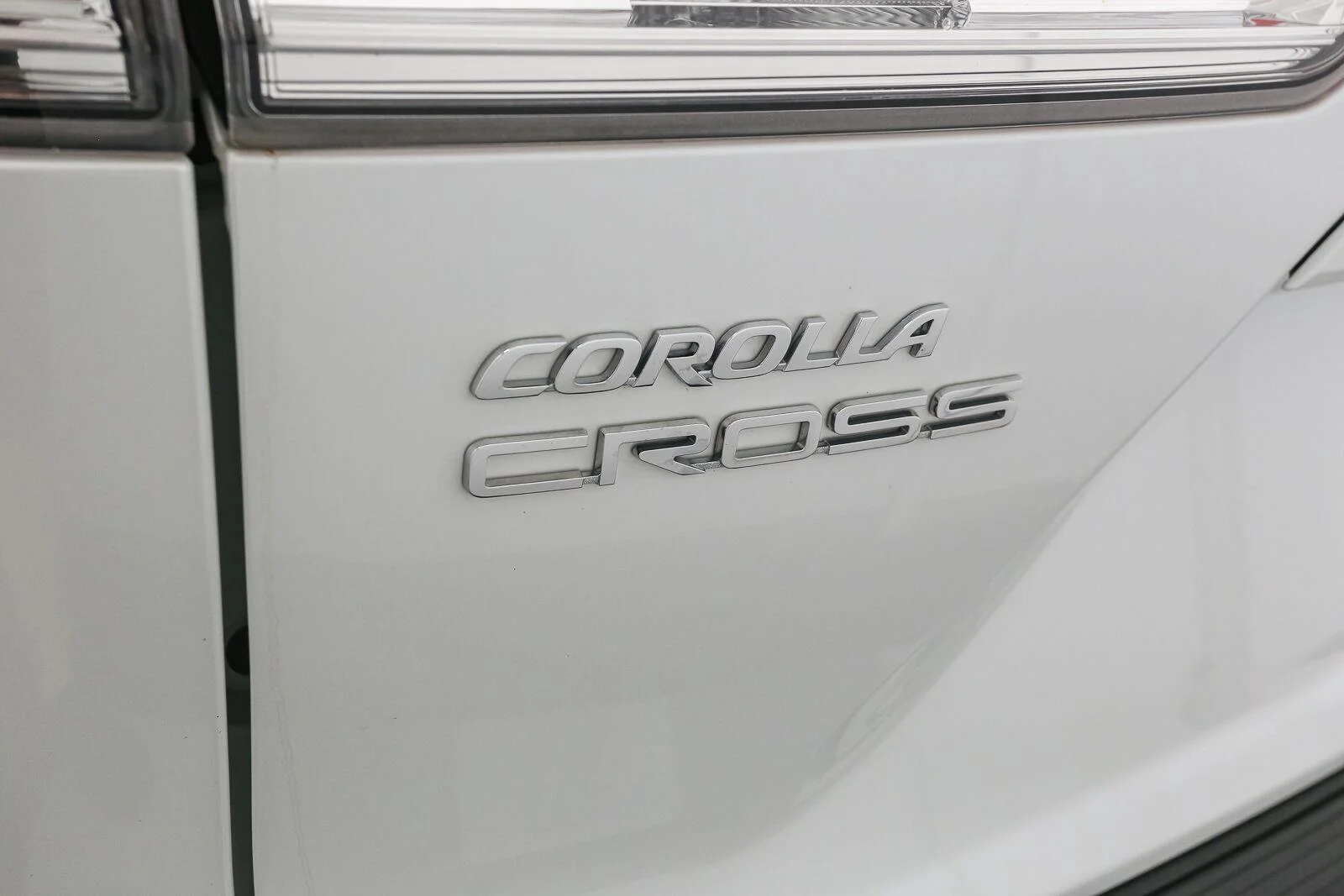 Used 2022 Wind Chill Pearl Toyota LE image 11