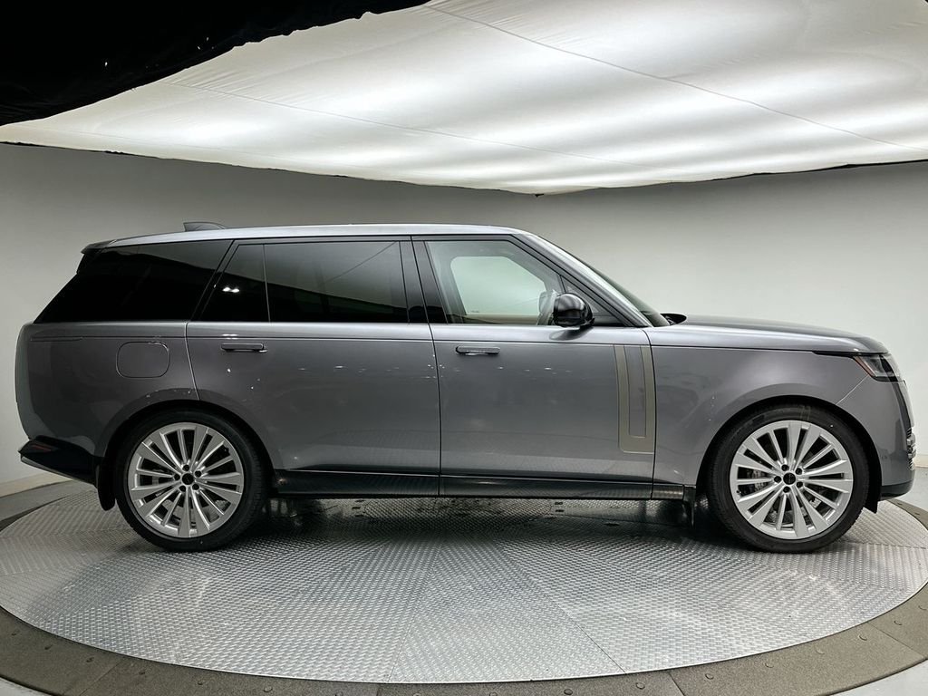 New 2026 Eiger Grey Metallic Land Rover SE image 4