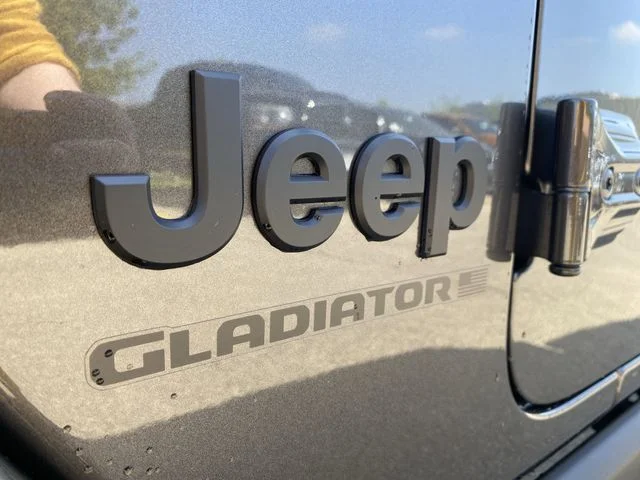 New 2025 Granite Crystal Metallic Clear-Coat Exterior Paint Jeep Willys image 37