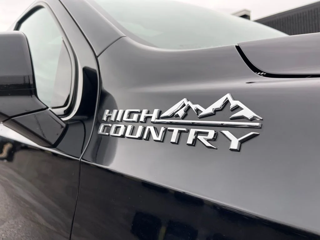 Used 2021  Chevrolet High Country image 16