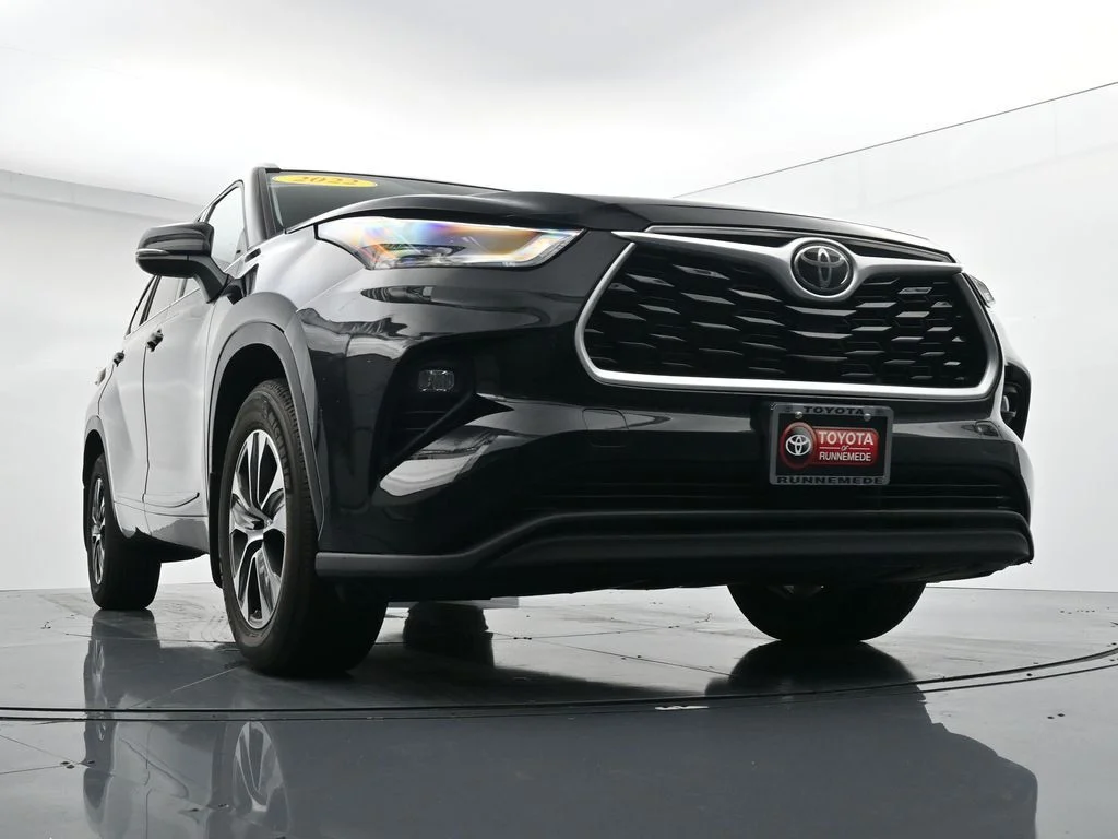 Used 2022 Black Toyota XLE image 27