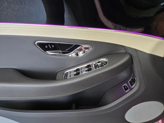 Used 2022  Bentley V8 image 18