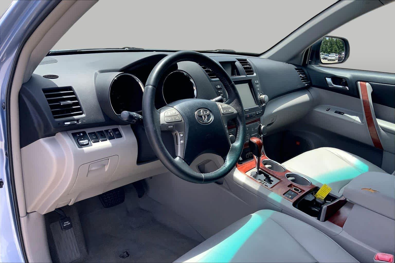 Used 2010 Waveline Pearl Toyota Limited image 16