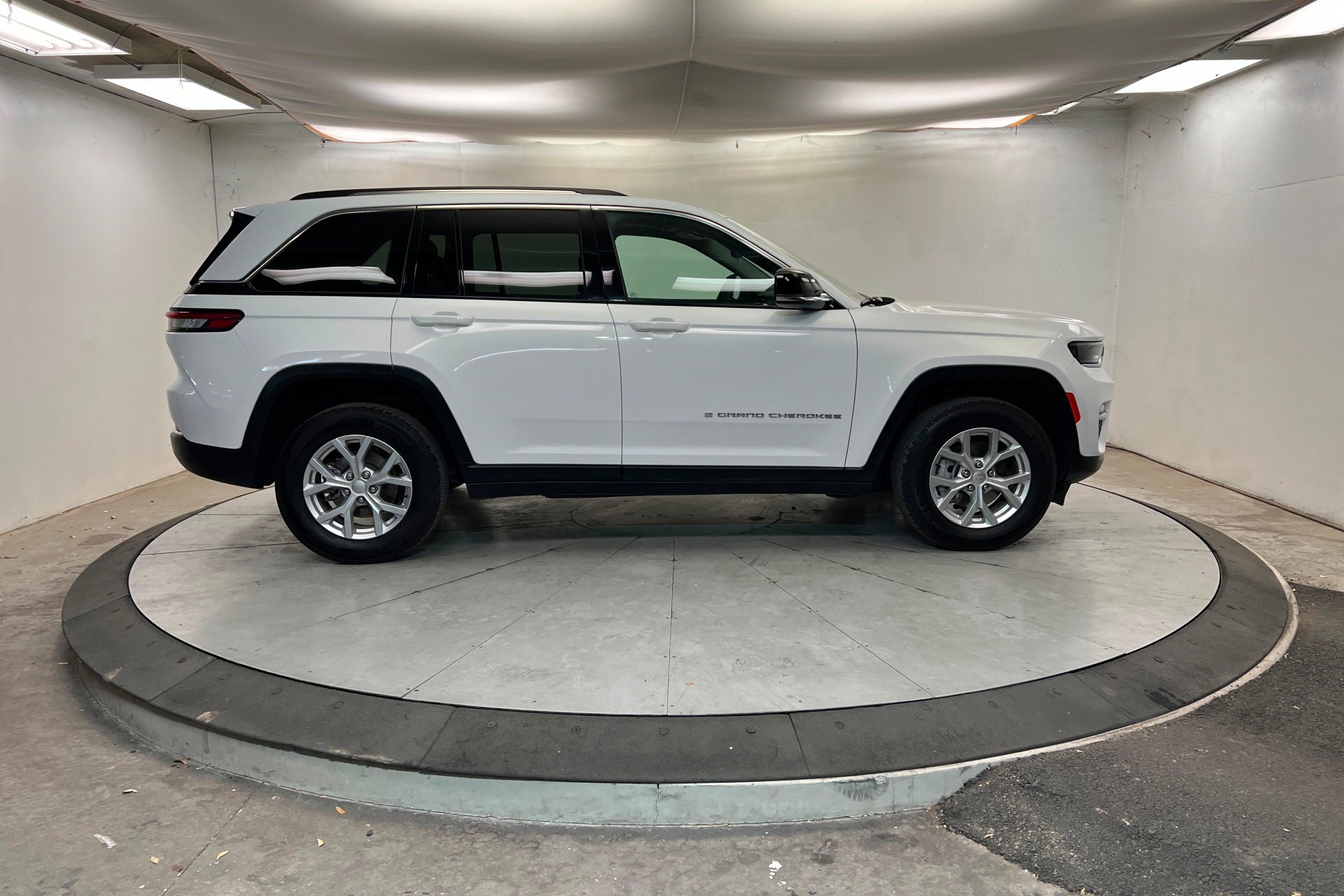 Used 2024 Bright White Clearcoat Jeep Limited image 7