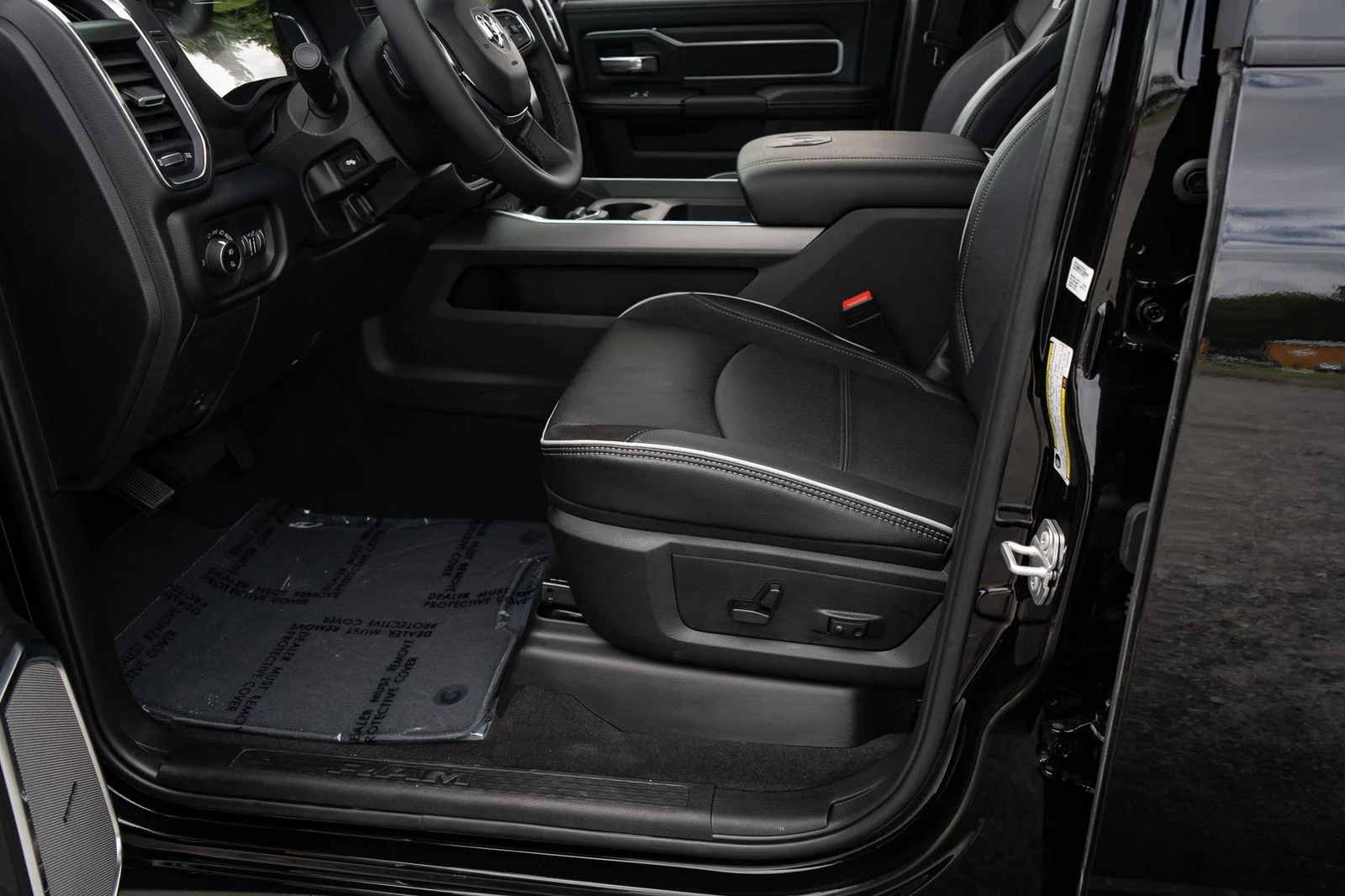 New 2026 Diamond Black Crystal Pearl-Coat Exterior Paint RAM Laramie image 33